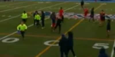Gli arbitri (in giallo) ont dû fuir le terreno in corrente per evitare la scalata con uno dei genitori mécontents.