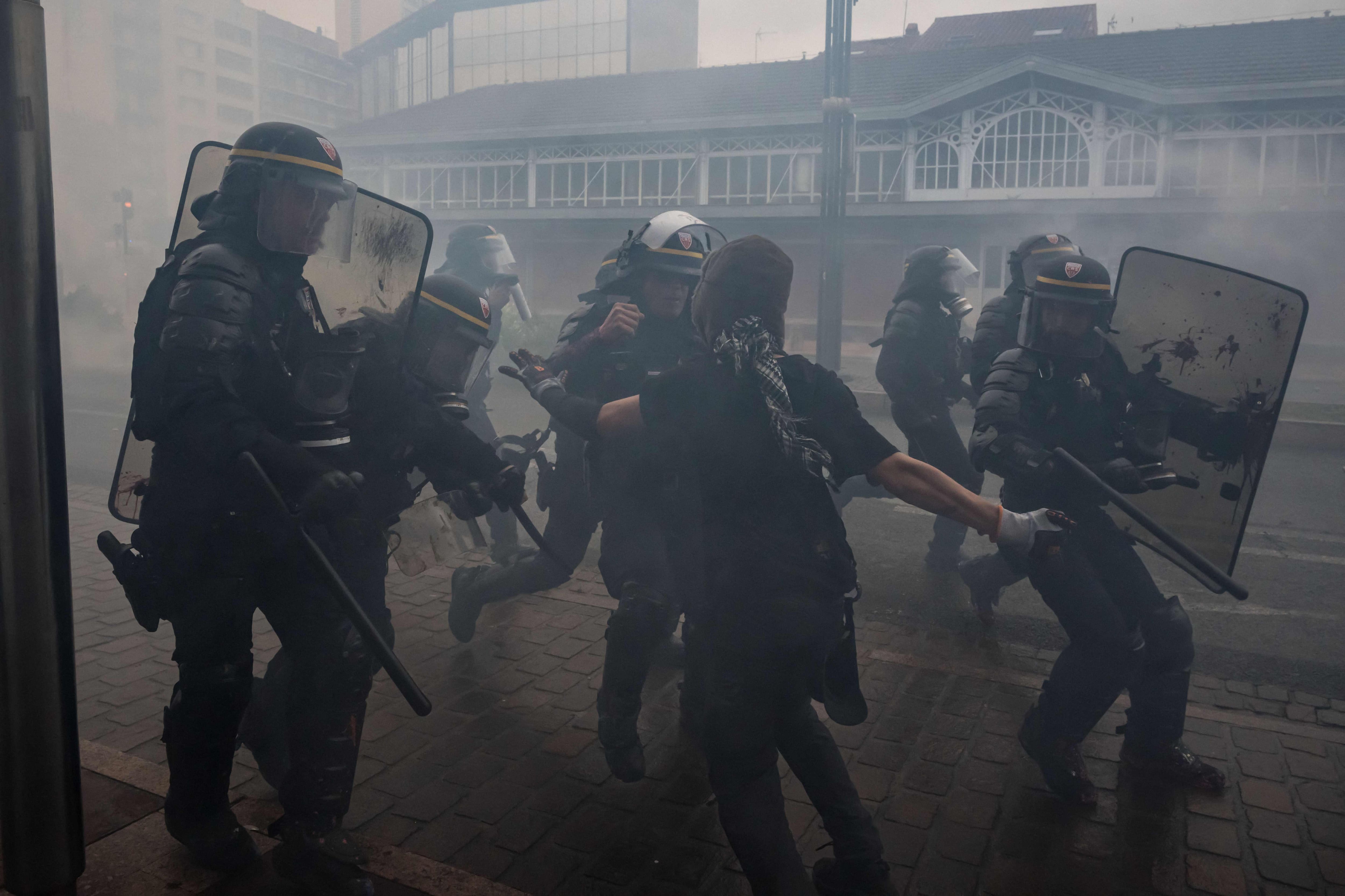 EN VIDÉO | Grabuge et violence dans plusieurs rassemblements en France