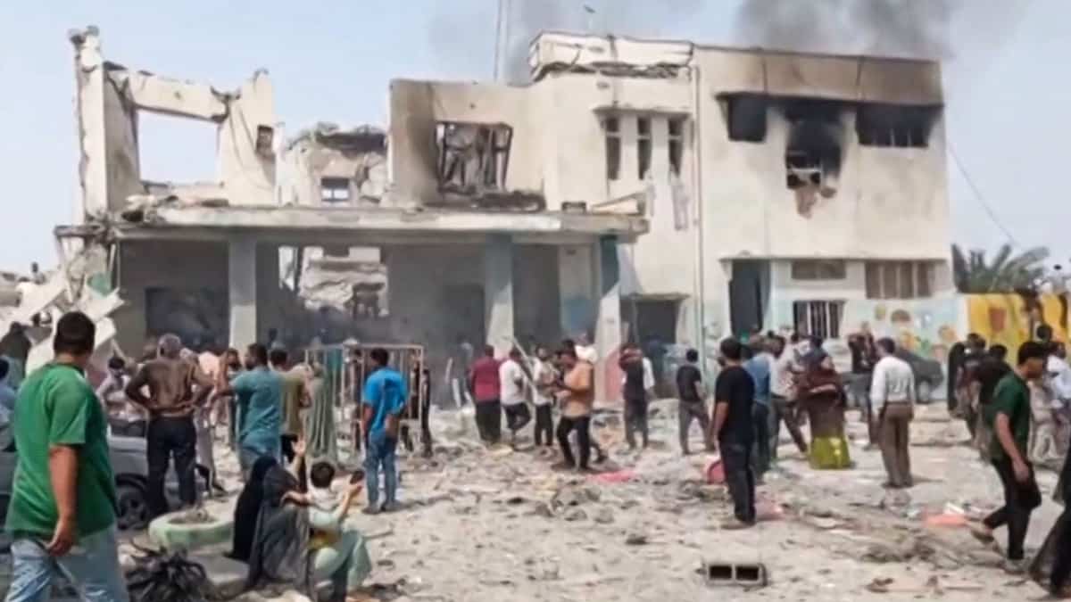 Frappes contre une école en Iran: le bilan monte à 85 morts