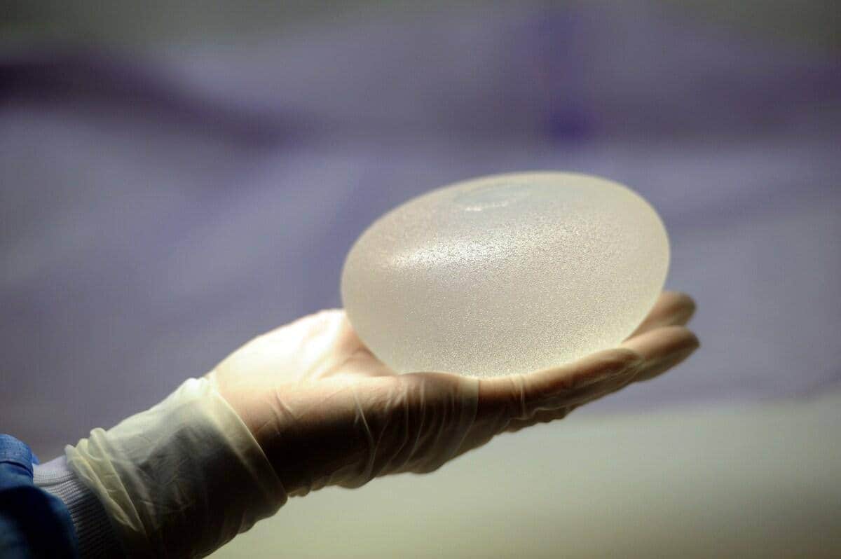 Elle masturbe son bébé chien pour se payer des implants | JDM
