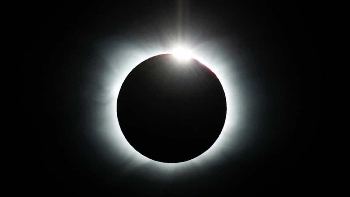 Questo ex insegnante ritrova i suoi studenti a una festa sull'eclissi solare Questo ex insegnante ritrova i suoi studenti a una festa sull'eclissi solare