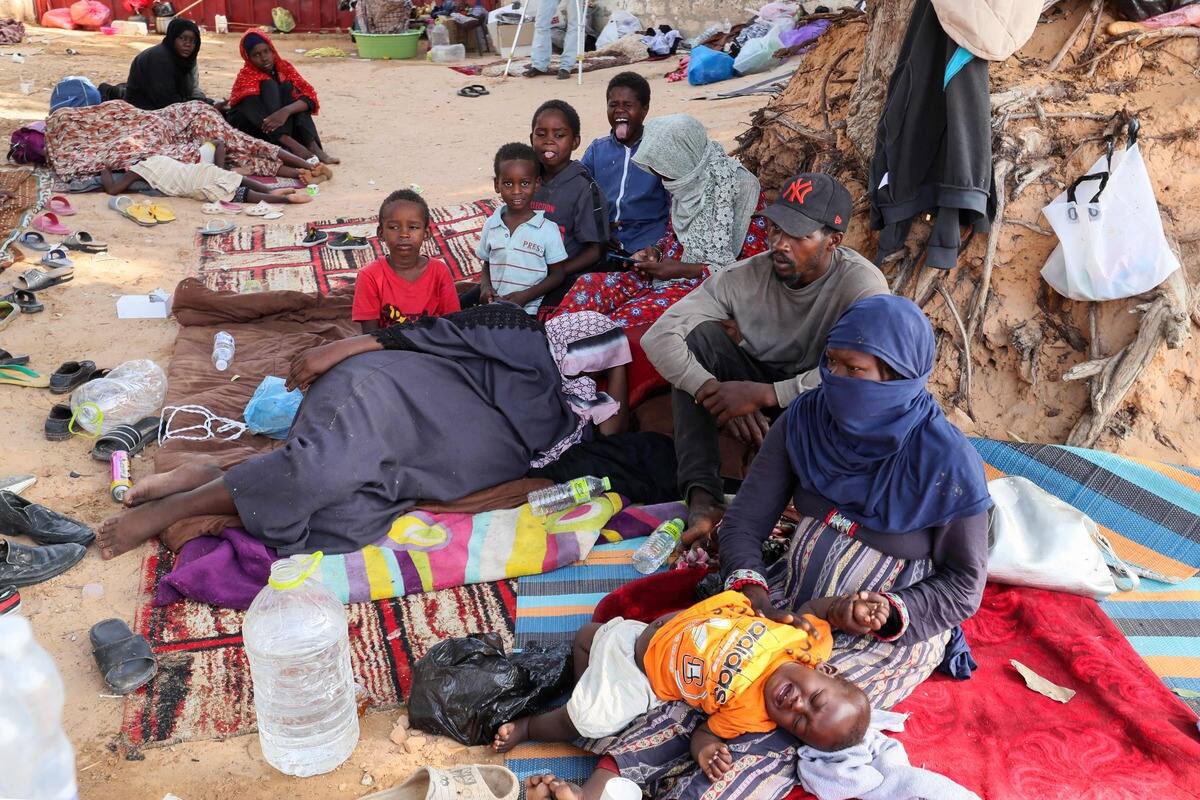 Des migrants secourus en plein désert à la frontière avec la Tunisie ...