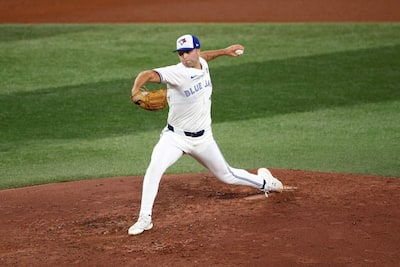 O apresentador do Blue Jays Mason Fluharty, em ação durante a primeira partida da Série Mundial, em 24 de outubro de 2025, em Toronto.