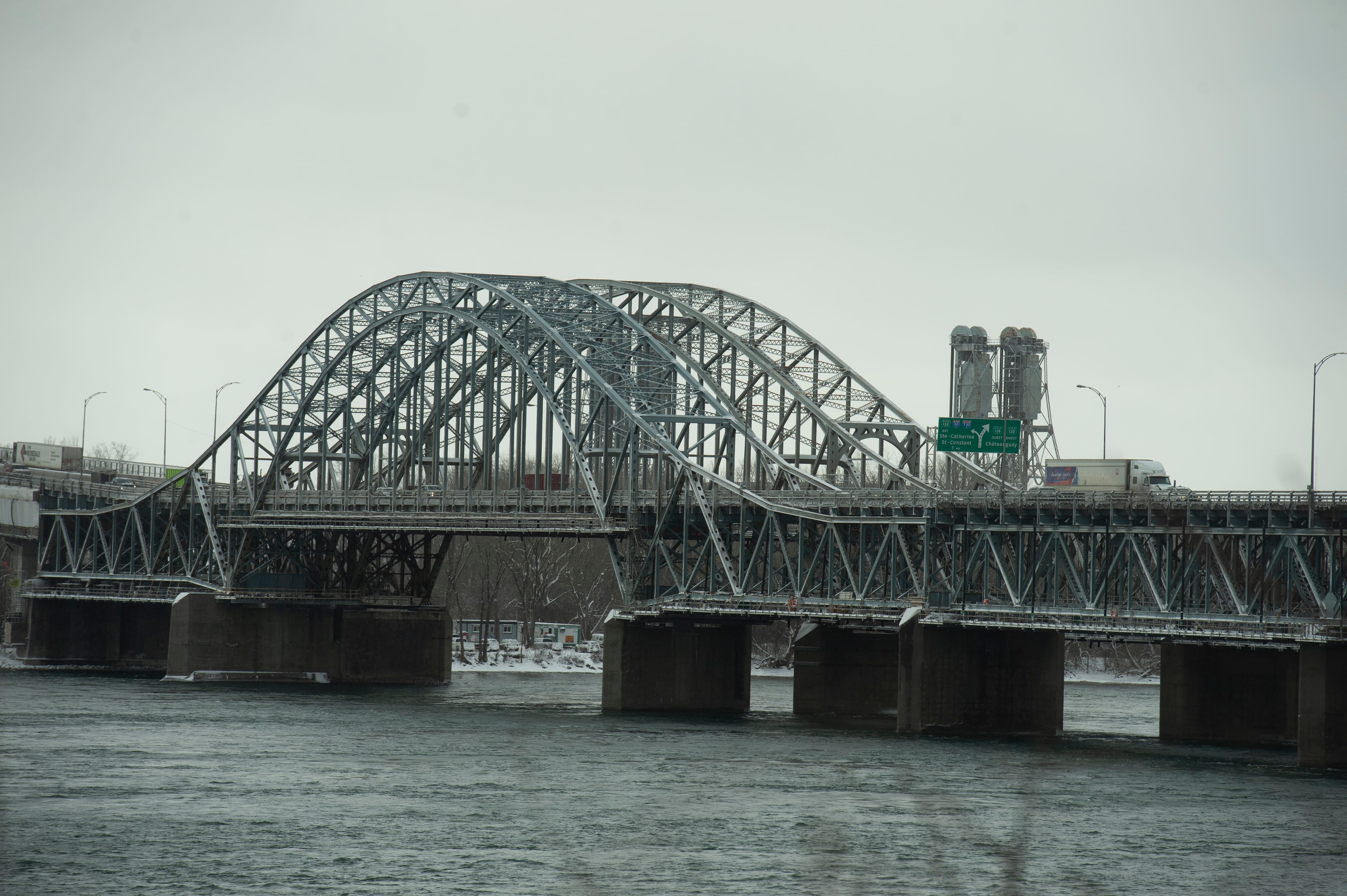 Voie fermée sur le pont Honoré-Mercier: de la congestion, mais moins que mercredi et jeudi