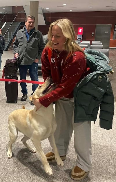 Um retorno à maison n'aurait pas foi completo sem um brin d'affection de ses chiens para Laurie Blouin.