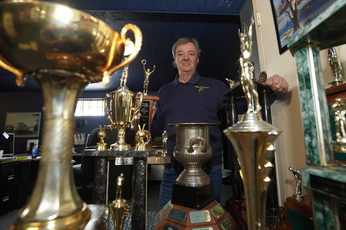 [VID&Eacute;O] Miniputt: &agrave; 70 ans, Carl Carmoni vise toujours le &laquo;birdie&raquo;, malgr&eacute; sa bataille contre le cancer