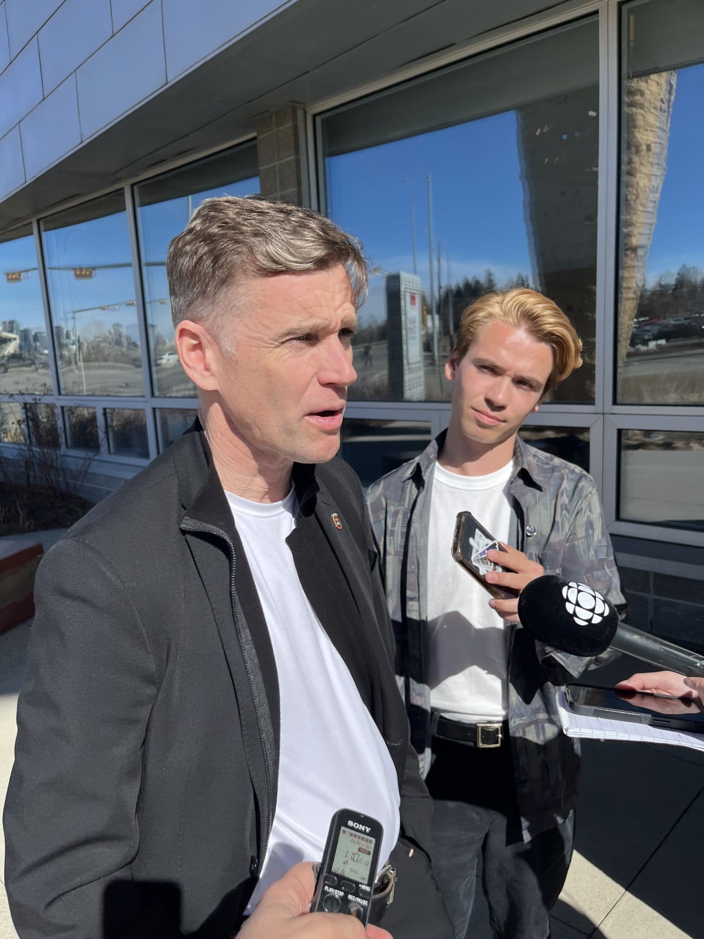 L’attaché de presse de Bruno Marchand dénonce des commentaires homophobes