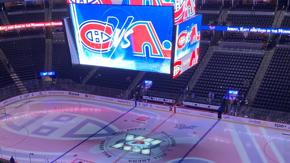 À VOIR: Tout est prêt à Denver pour la rivalité Canadiens-Nordiques!