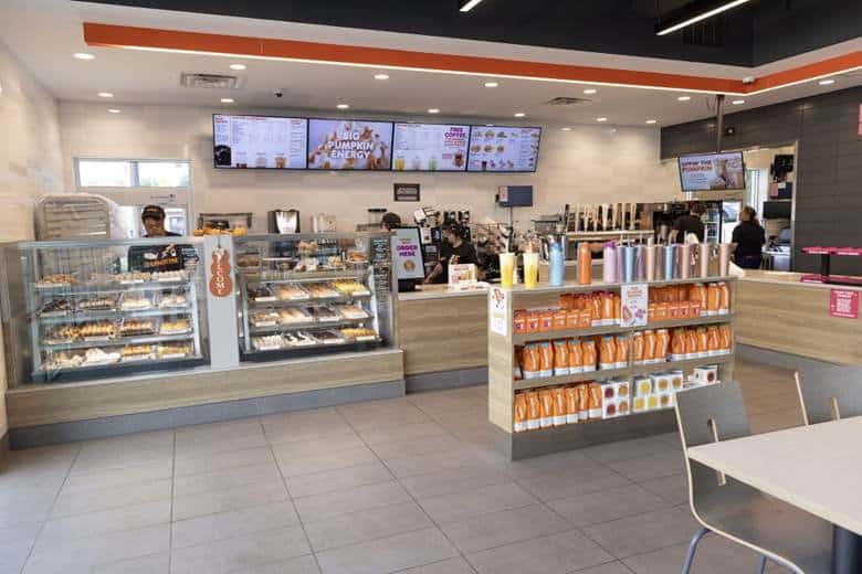 L’intérieur d’un restaurant Dunkin en 2026.