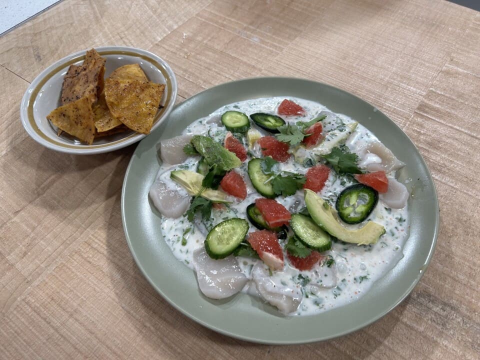 Crudo de pétoncles avec chips de maïs