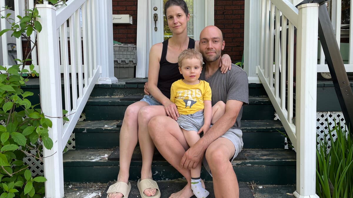 Faire «ménage à trois»: leurs deux salaires ne suffisent plus pour affronter la hausse du coût de la vie