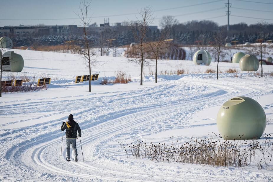 A person is cross-country skiing on this beautiful winter day at Parc Frédéric-Back, in Montreal, on Tuesday, January 17, 2023. JOEL LEMAY/AGENCE QMI