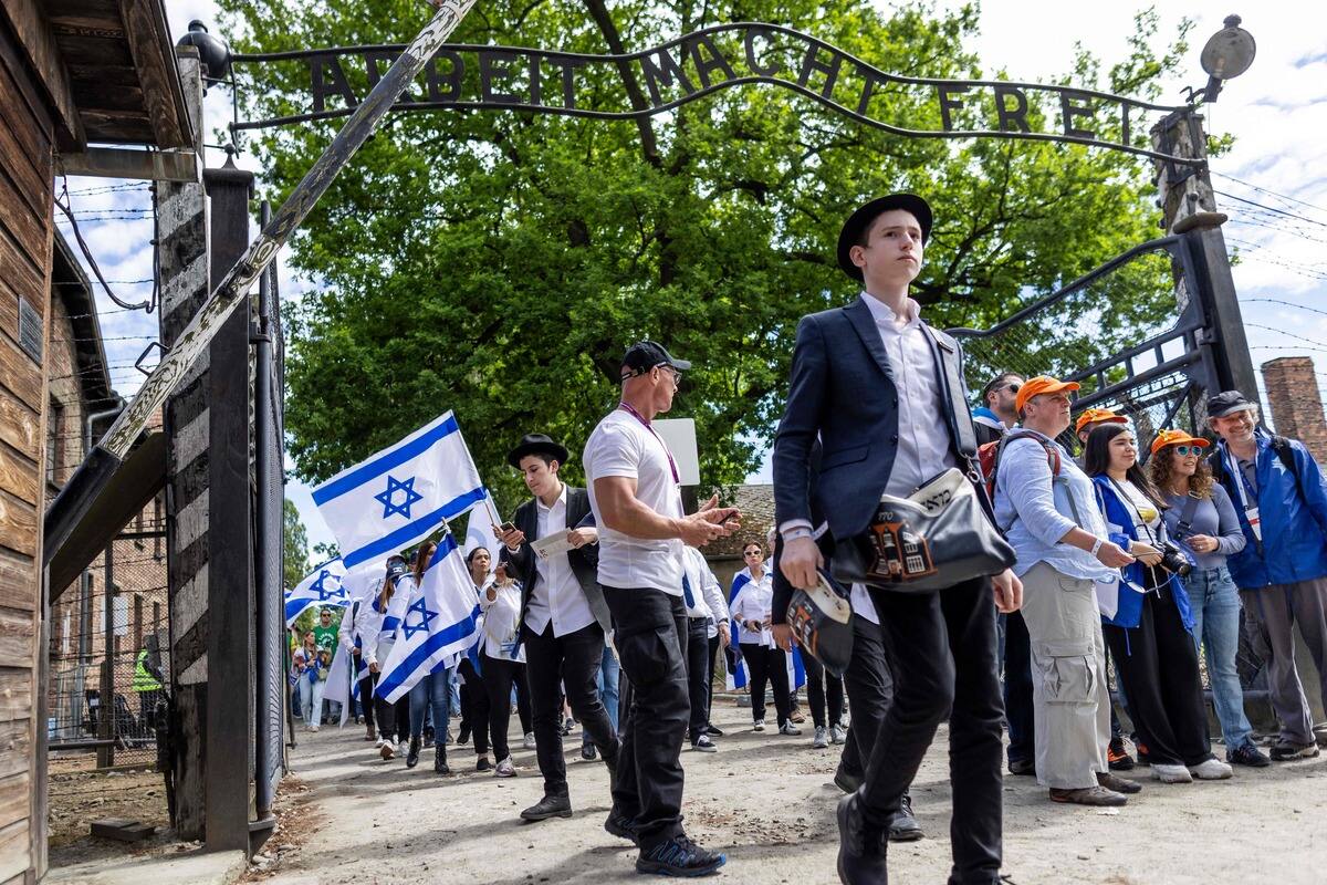 “Marcha de los vivos”: ex rehenes de Hamás y supervivientes del genocidio nazi reunidos en Auschwitz