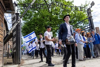 “Marcha de los vivos”: ex rehenes de Hamás y supervivientes del genocidio nazi reunidos en Auschwitz
