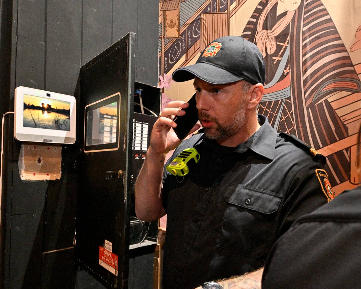 予防セクションの責任者であるケビン・フランクールと他の2人の警官は、クレセント・ストリートにあるレストランの発砲器が機能していないことに気づきました。