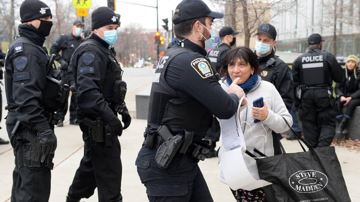 Manif antivaccin devant l’Hôpital Sainte-Justine: 17 constats d’infractions émis