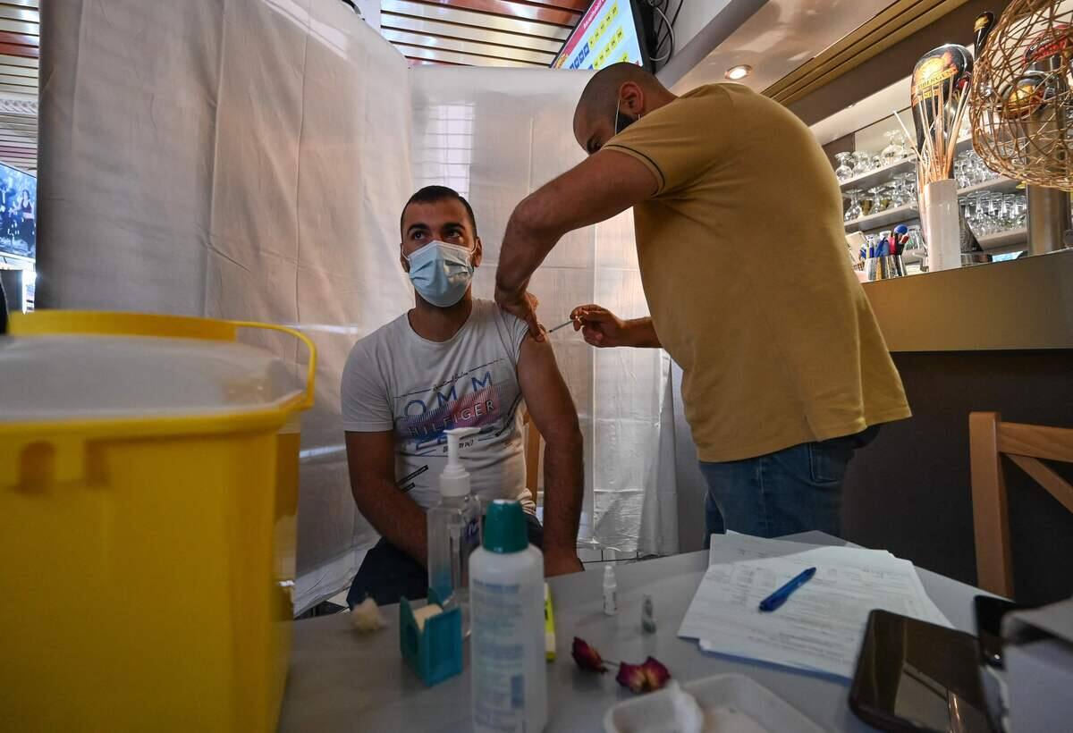 Une dose de rappel recommand&eacute;e &agrave; partir de 40 ans en France