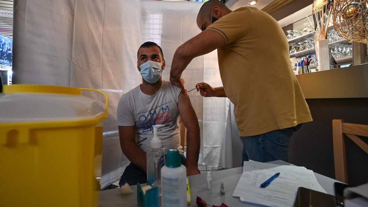 Une dose de rappel recommandée à partir de 40 ans en France