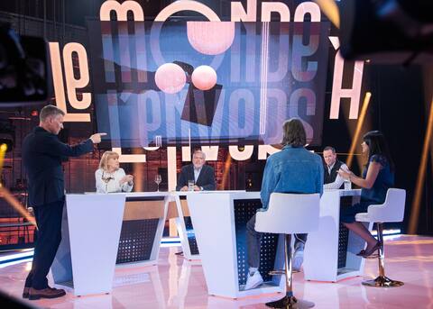 Louise Deschâtelets cutting her wick in solidarity with Iranian women, during the filming of the show Le Monde à l'envers, hosted by Stéphan Bureau, live and in front of an audience, at TVA studios, in Montreal on Friday, October 7, 2022.