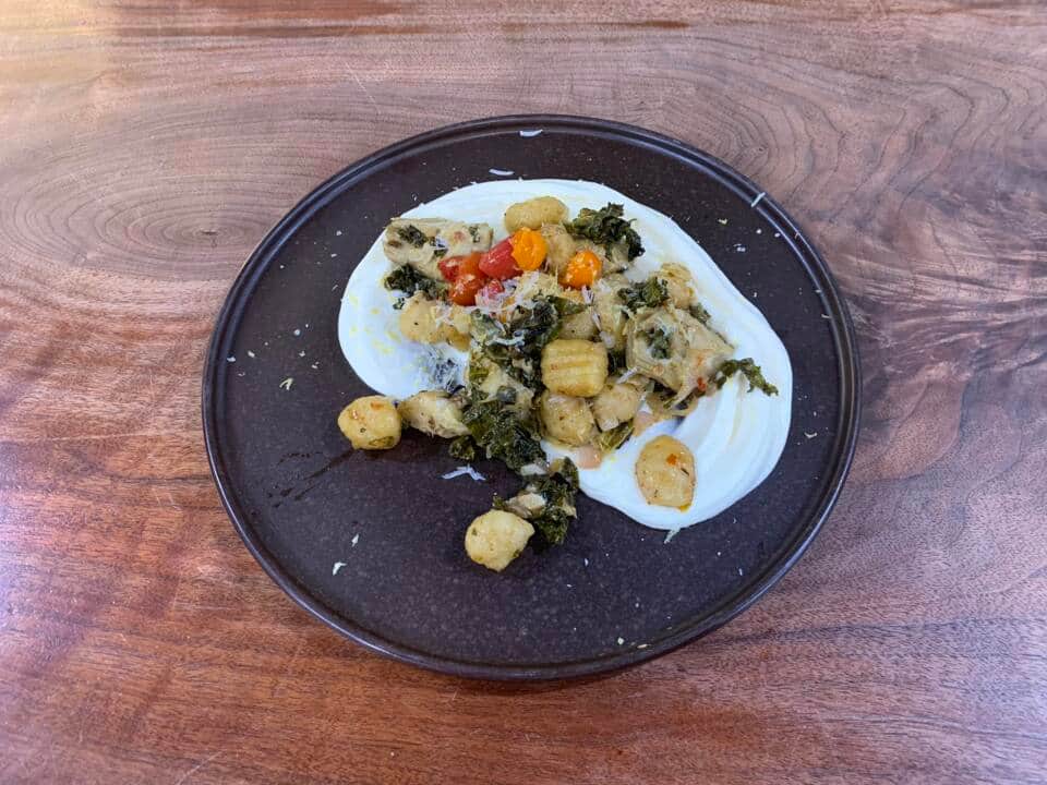 Plaque de gnocchis tomates et artichauts