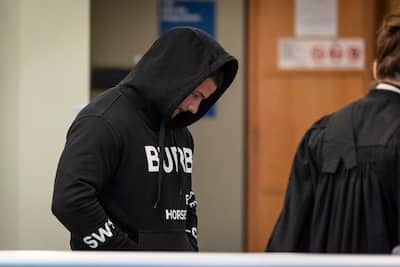 Assad El Atat, que admitió haber participado en un fraude al estilo de los abuelos en el juzgado de Laval, fue escoltado desde la sala hasta su detención por agentes especiales.