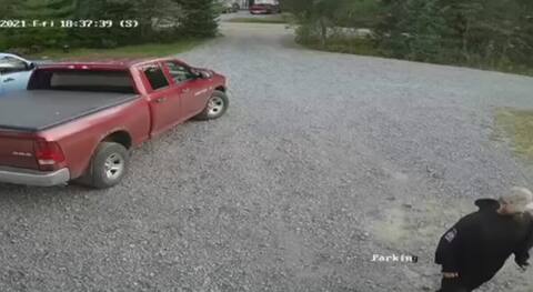 Martin Lévesque a été capté par une caméra de surveillance d'un de ses voisins alors qu'il se rendait à sa rencontre en fin de journée le 10 septembre 2021 à Saint-Raymond de Portneuf.