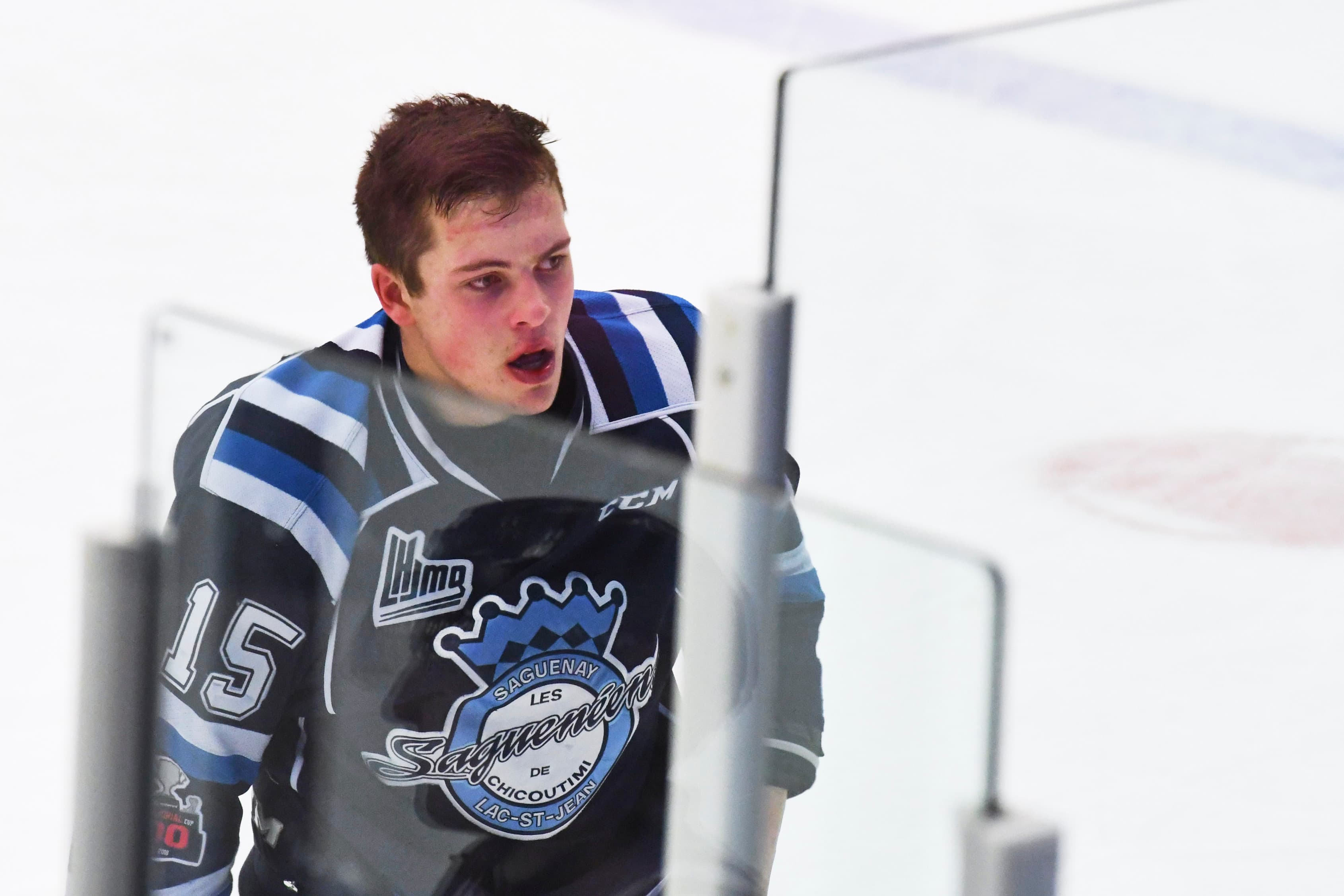 Ryan Smith, dos Saguenéens de Chicoutimi, alugado no banco após uma bagagem, em março de 2018.