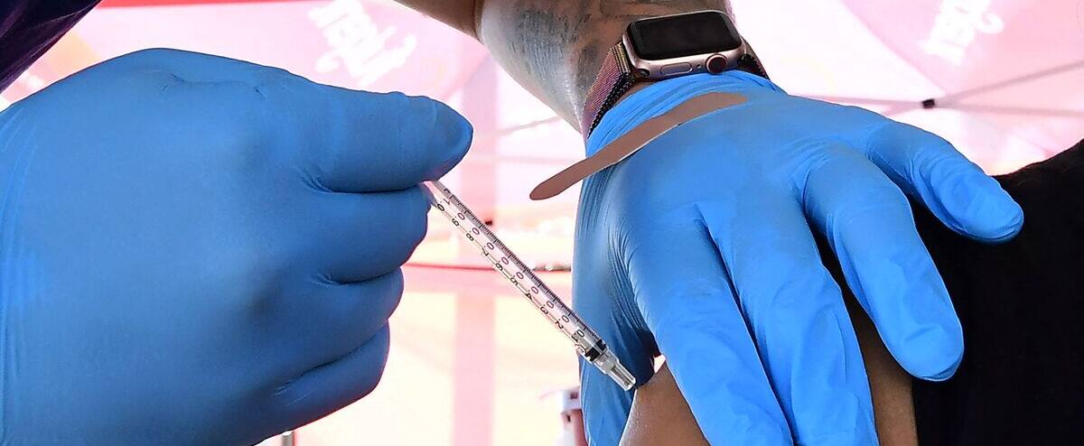 Il se fait vacciner dix fois en une journée contre la COVID-19