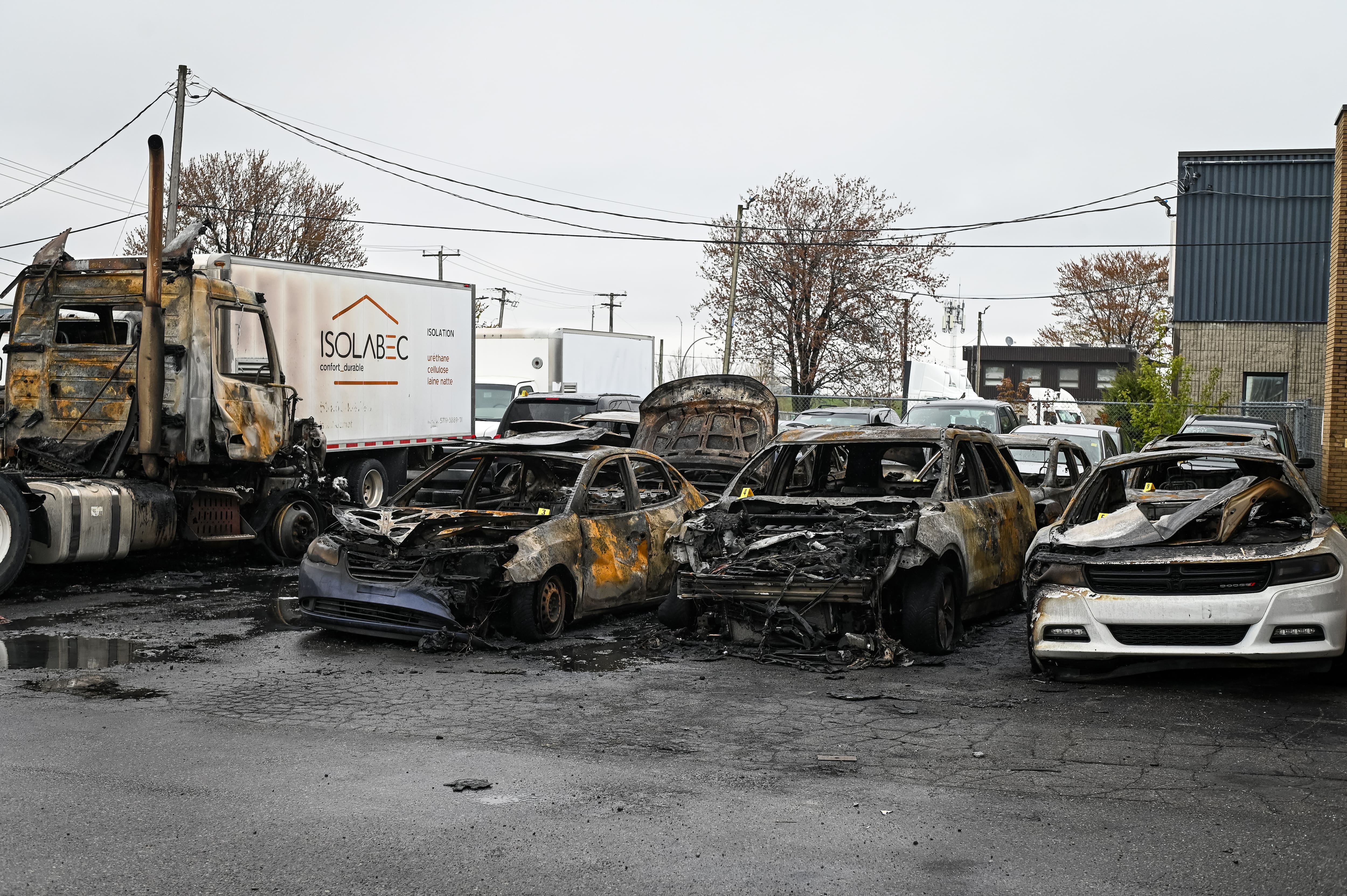 PHOTOS | Incendie criminel à Montréal: une douzaine de véhicules flambent juste après l’arrestation du proprio