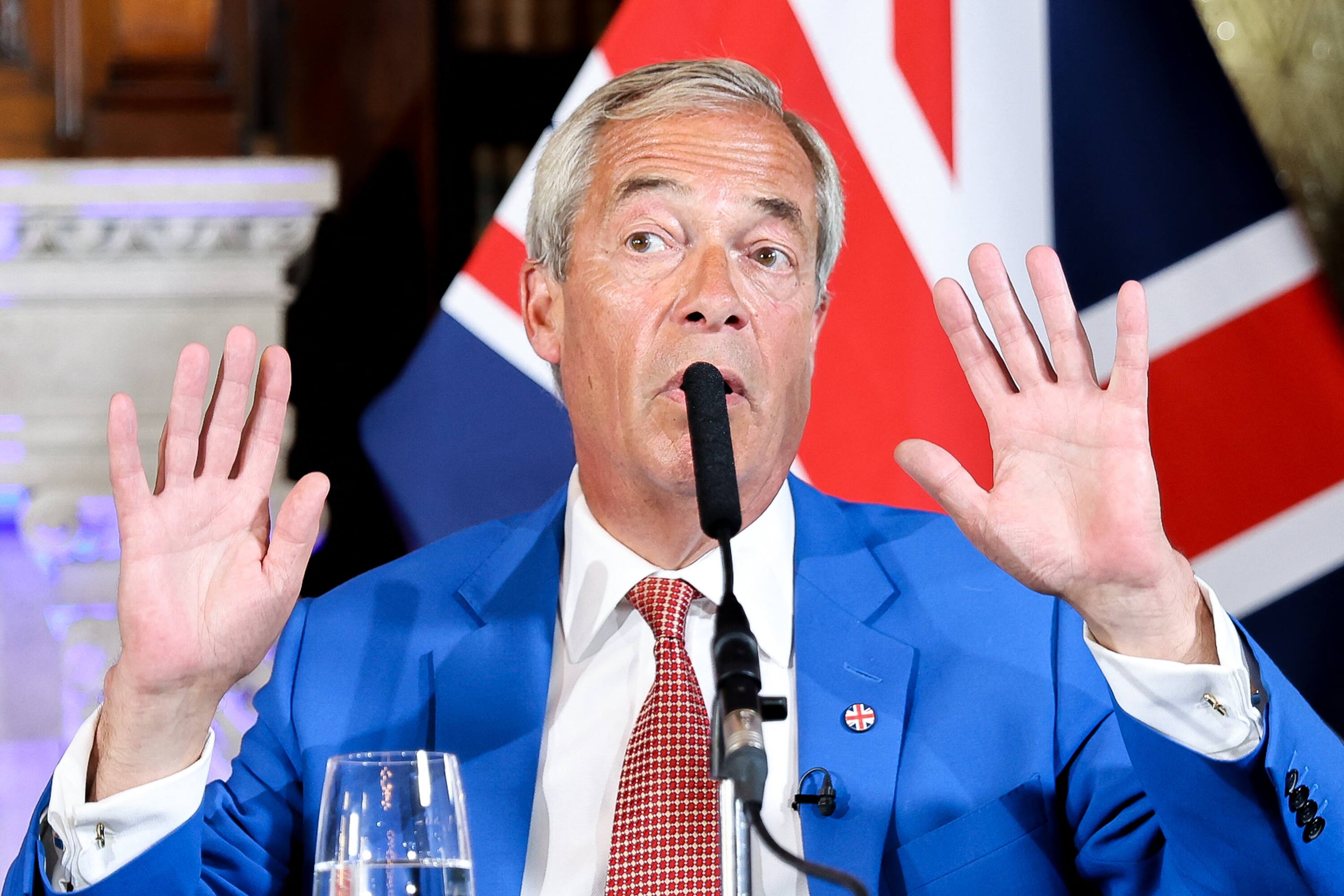 Législative partielle en Angleterre: Nigel Farage, chef du parti anti-immigration, revendique la victoire