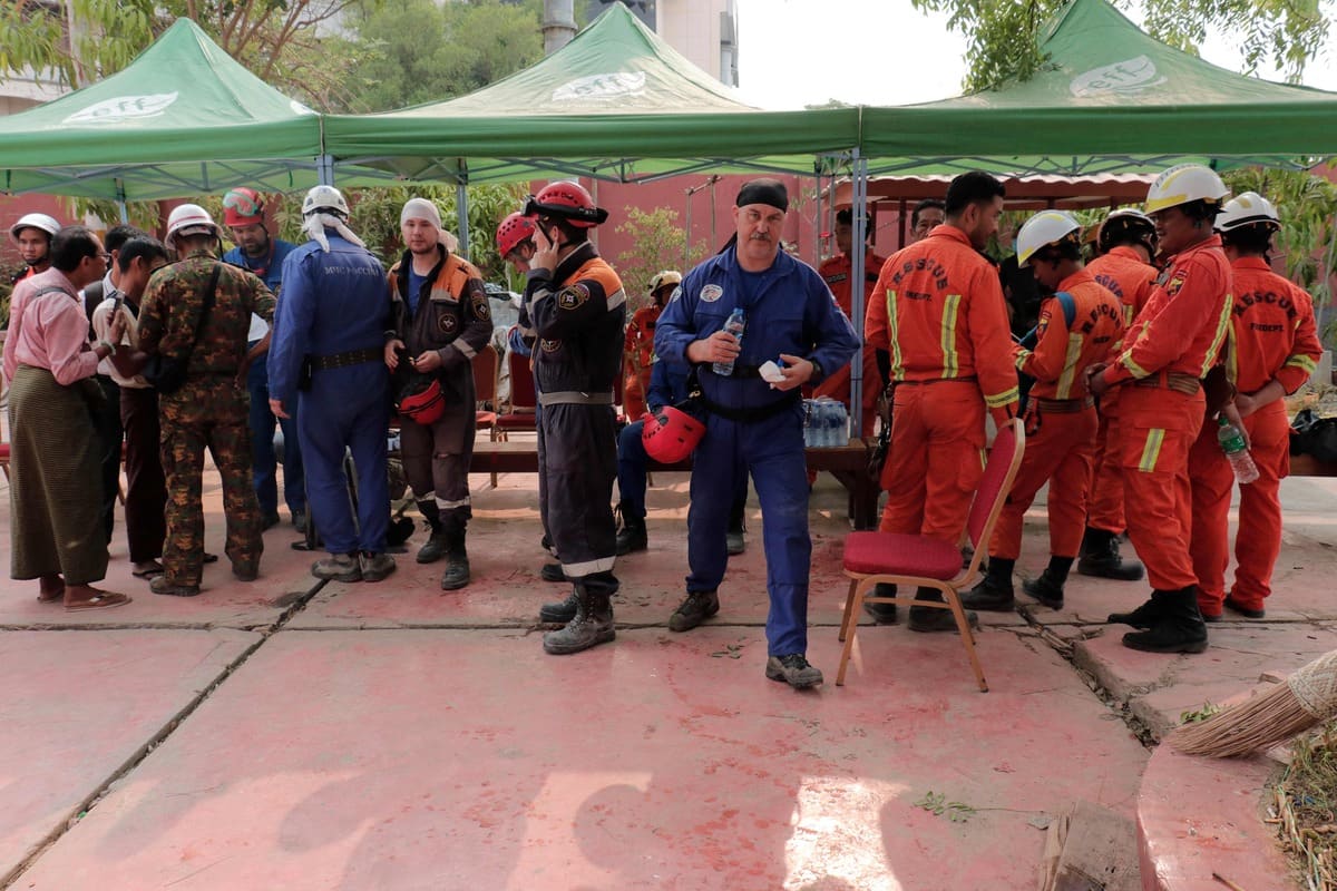 La gente busca los escombros de un edificio colapsado en Mandalay el 5 de abril de 2025, después del terremoto del 28 de marzo. Este terremoto de magnitud 7.7, que ocurrió, ha afeitado edificios en todo Myanmar, matando a más de 3.000 personas y dejando a miles de otros sin hogar.