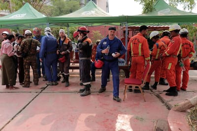 La gente busca los escombros de un edificio colapsado en Mandalay el 5 de abril de 2025, después del terremoto del 28 de marzo. Este terremoto de magnitud 7.7, que ocurrió, ha afeitado edificios en todo Myanmar, matando a más de 3.000 personas y dejando a miles de otros sin hogar.