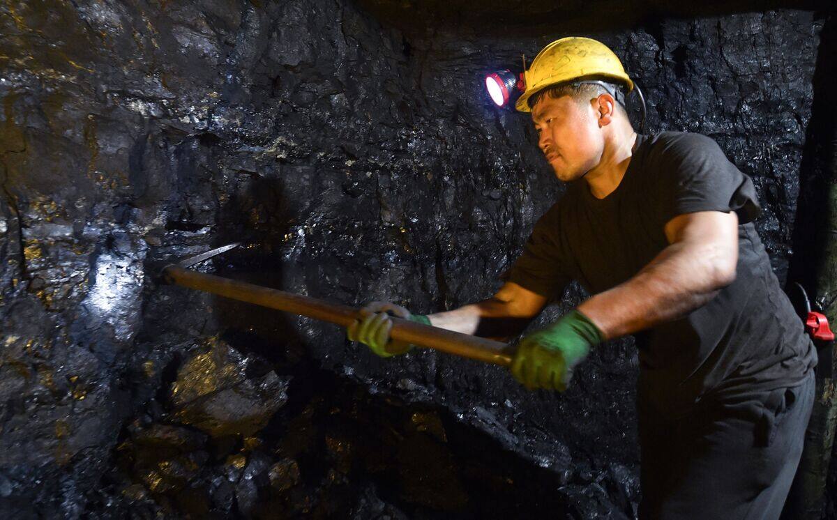 Deux morts et plus de 50 disparus dans l’effondrement d’une mine en ...