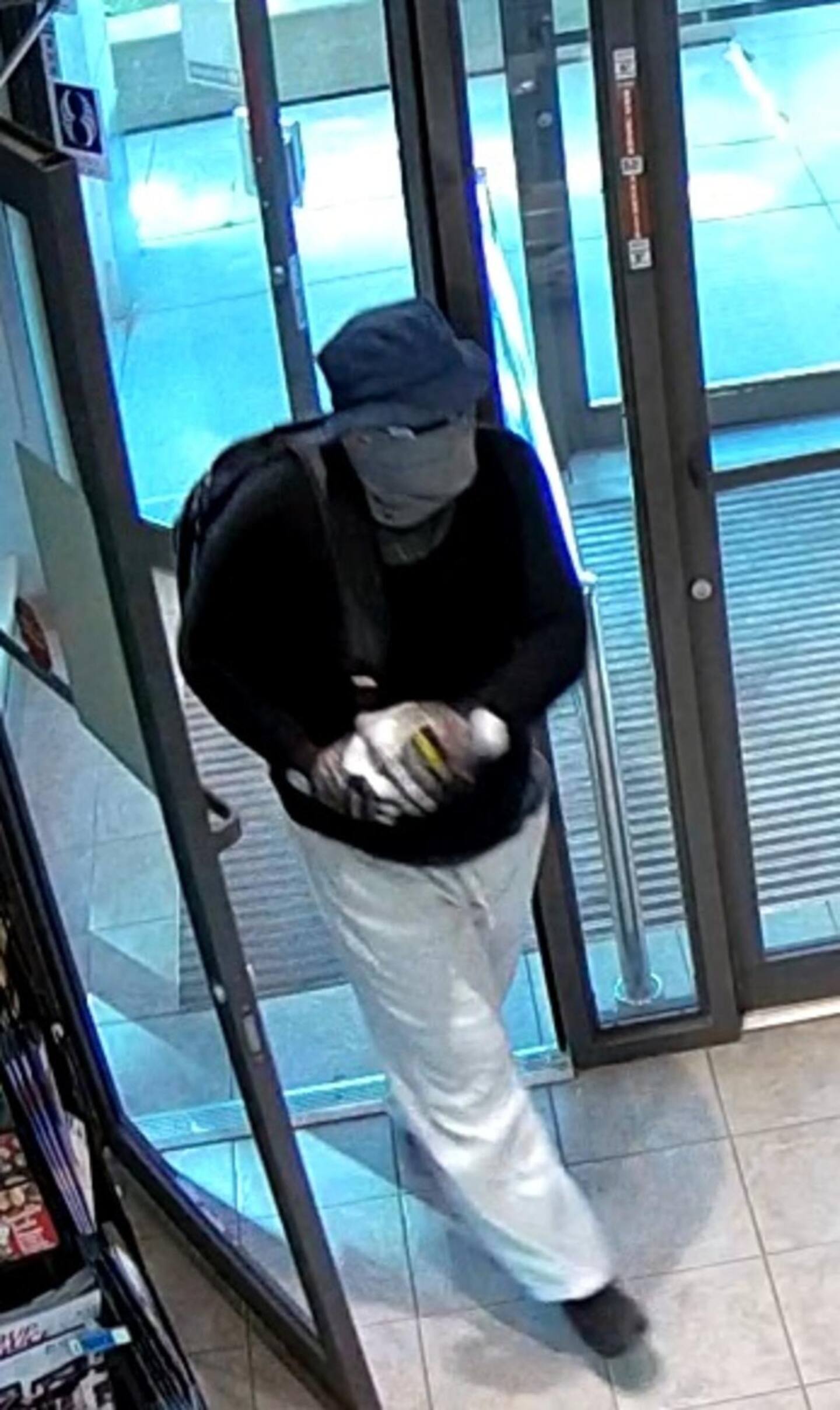 Des photos des suspects du vol qualifié dans une pharmacie dévoilées