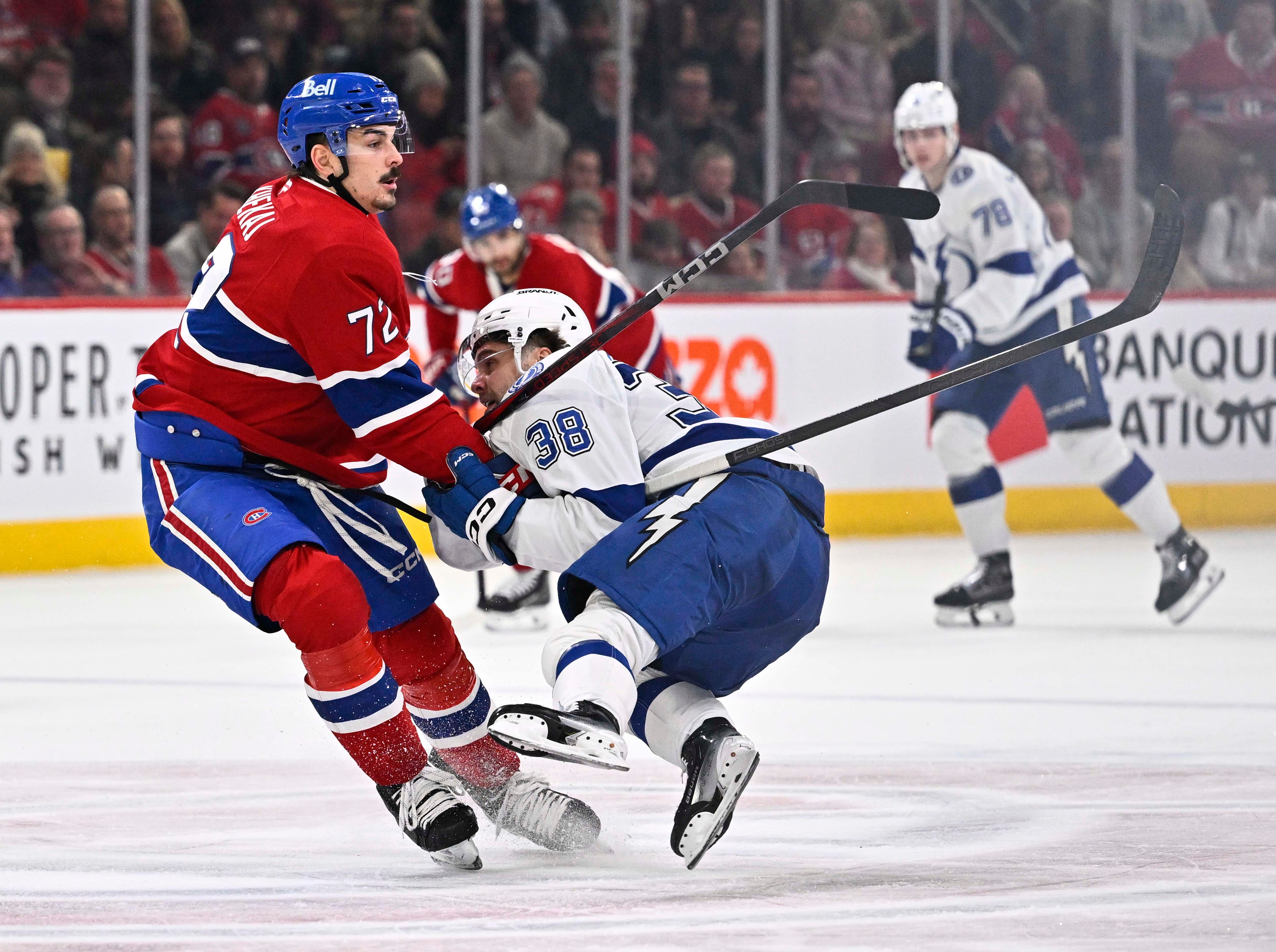 Arber Xhekaj a de grands patins à chausser
