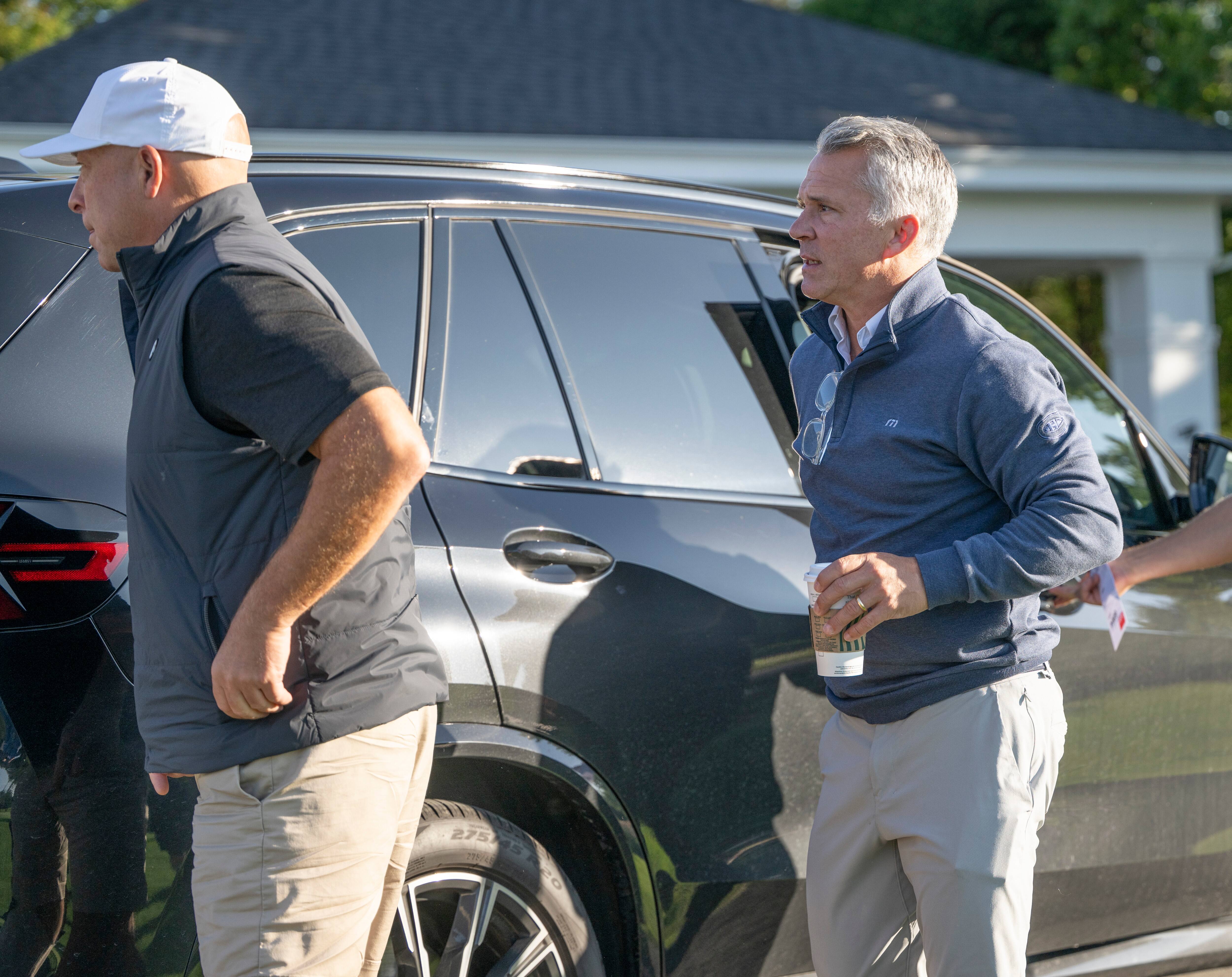 Le directeur général, du CH, Kent Hughes, et l'entraîneur-chef Martin St-Louis à leur arrivée au Club Laval-sur-le-Lac, lundi.