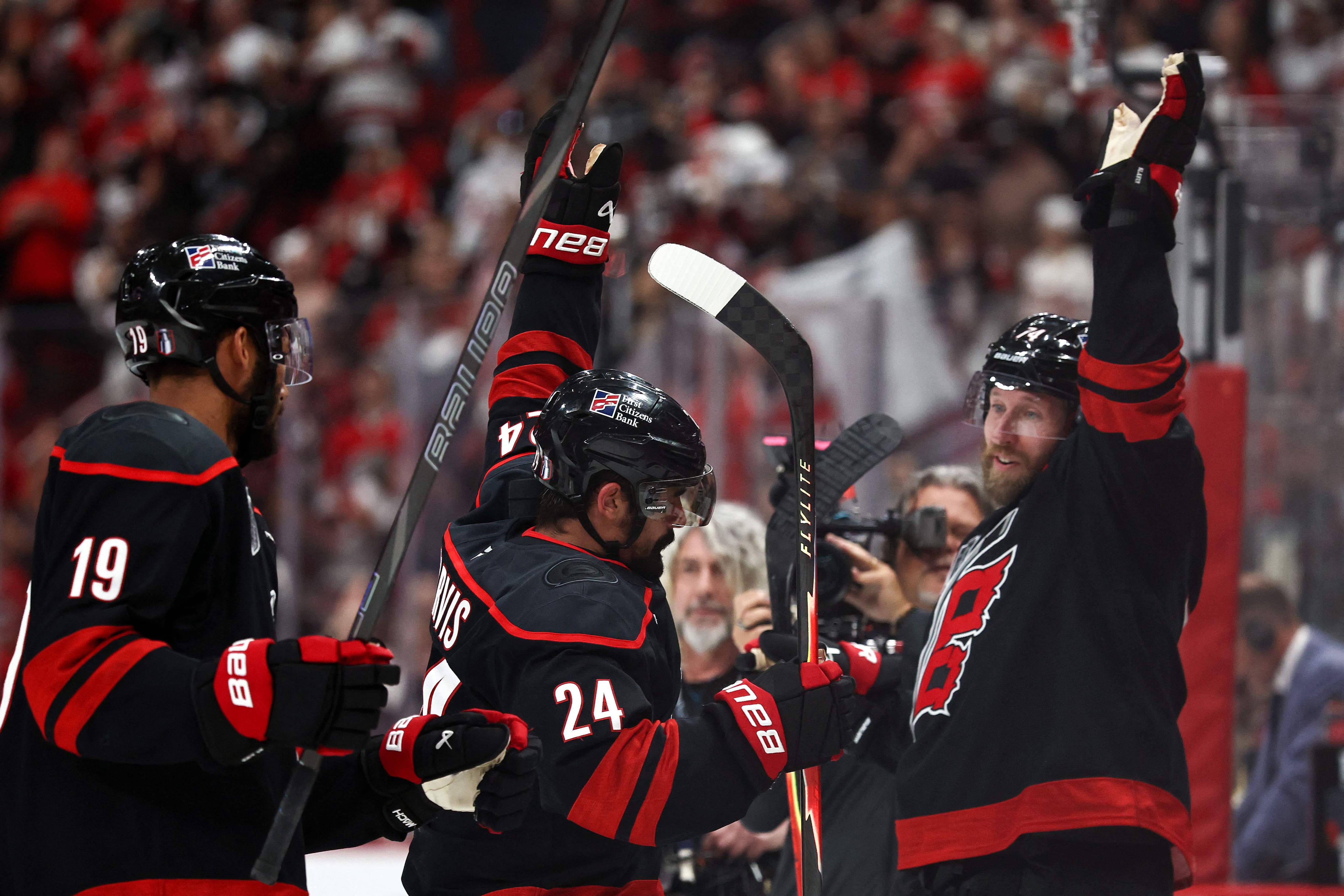 Dramatique victoire en prolongation à la suite d'une remontée: le pouvoir des bedaines sourit aux Hurricanes