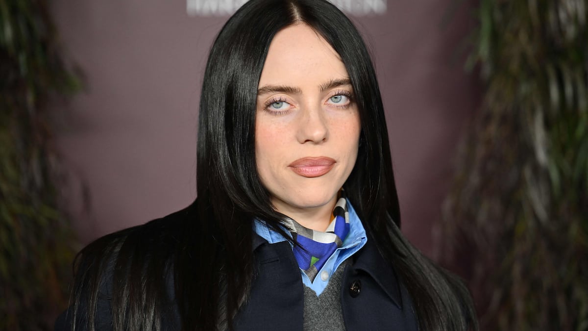 Billie Eilish exhorte les milliardaires à donner une partie de leur fortune aux gens dans le besoin: «Donnez votre argent, les amis»