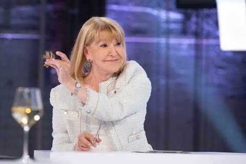 Louise Deschâtelets cutting her wick in solidarity with Iranian women, during the filming of the show Le Monde à l'envers, hosted by Stéphan Bureau, live and in front of an audience, at TVA studios, in Montreal on Friday, October 7, 2022.