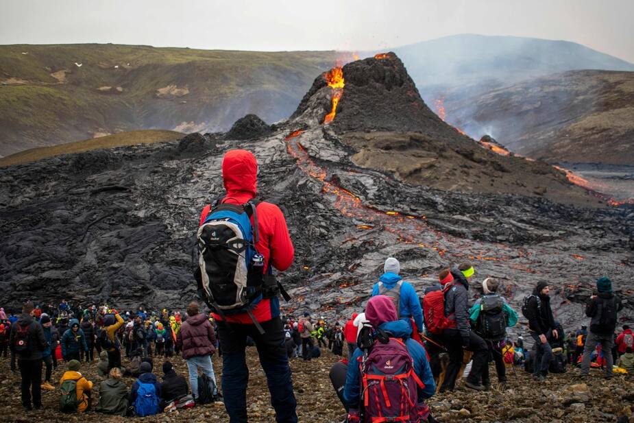 Image principale de l'article Islande : un volcan en éruption attire les foules