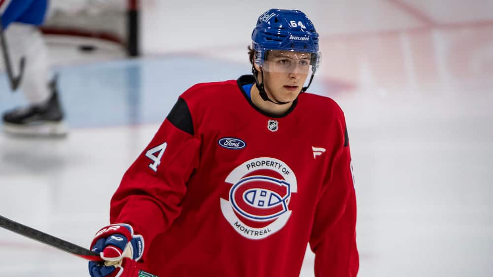 À VOIR: les problèmes au genou de David Reinbacher enfin derrière lui?