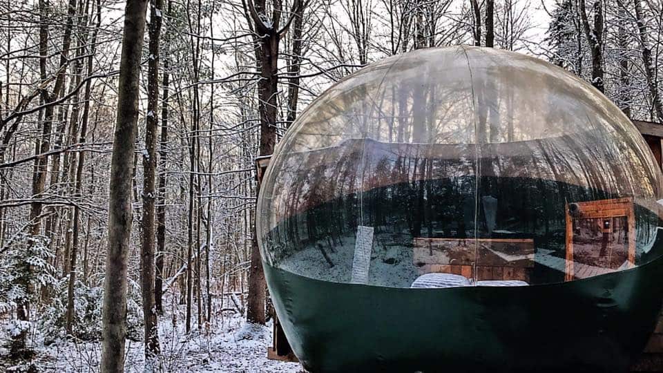 Trois endroits o&ugrave; dormir une bulle transparente au Qu&eacute;bec