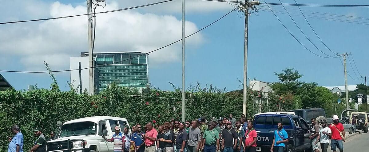 Pilhagem em Papua após a morte do “pai da nação” Pilhagem em Papua após a morte do “pai da nação”