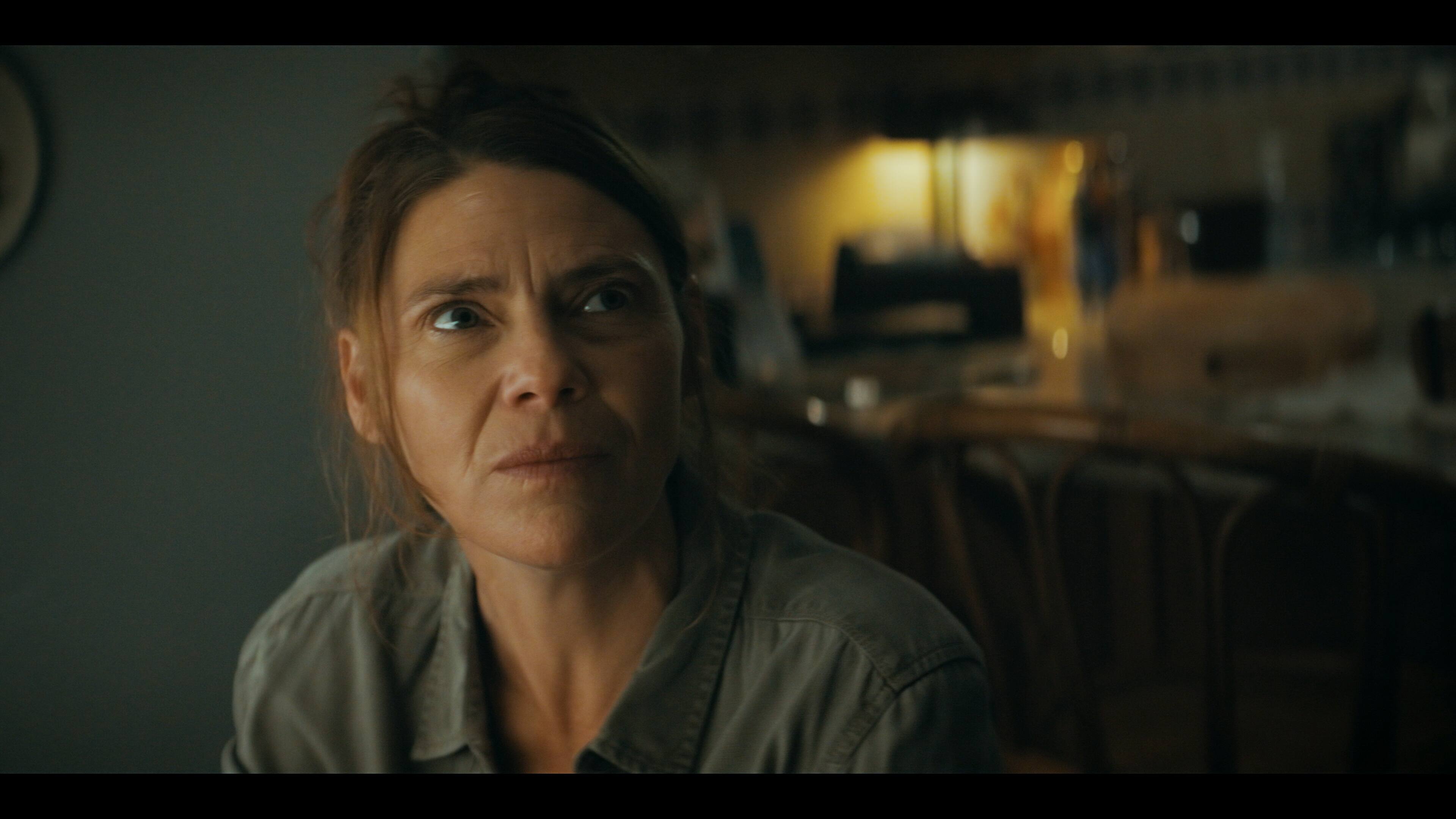 Hélène Florent plays a woman who hides the identity of the father of her daughter Justine, played by Rose-Marie Perrault.