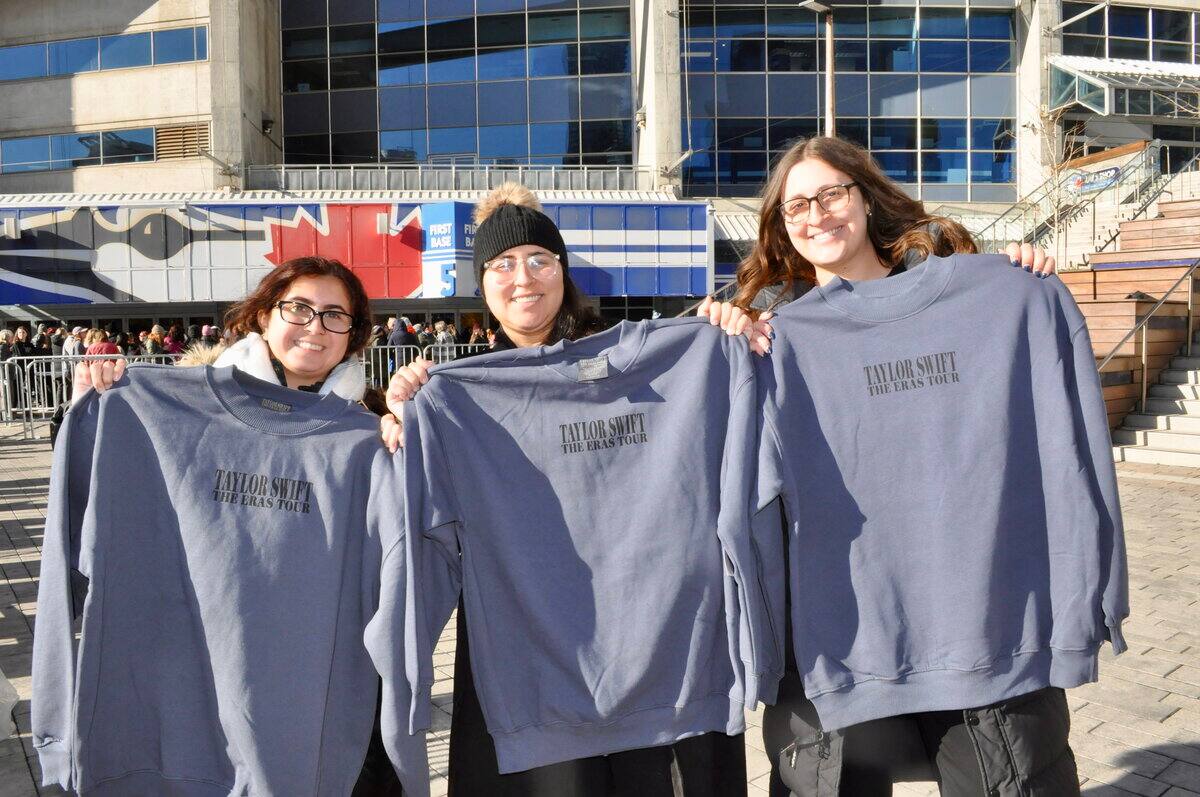 Nicole Acaso y Bethel Omero eran todo sonrisas después de comprar en la boutique Taylor Swift en el Rogers Centre de Toronto el martes por la mañana.