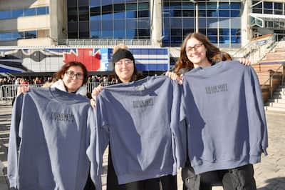 Nicole Acaso y Bethel Omero eran todo sonrisas después de comprar en la boutique Taylor Swift en el Rogers Centre de Toronto el martes por la mañana.