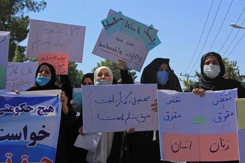 L’Afghanistan attend son nouveau gouvernement, des femmes manifestent pour leurs droits