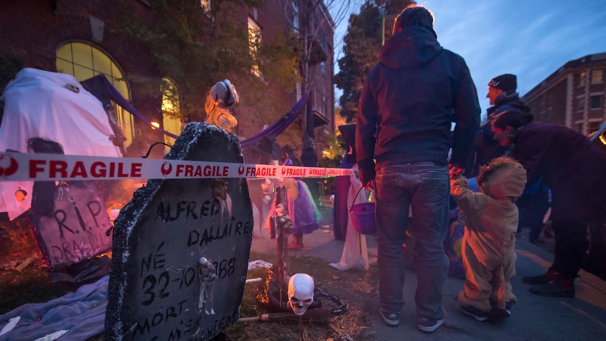 Une collecte de bonbons sous la pluie