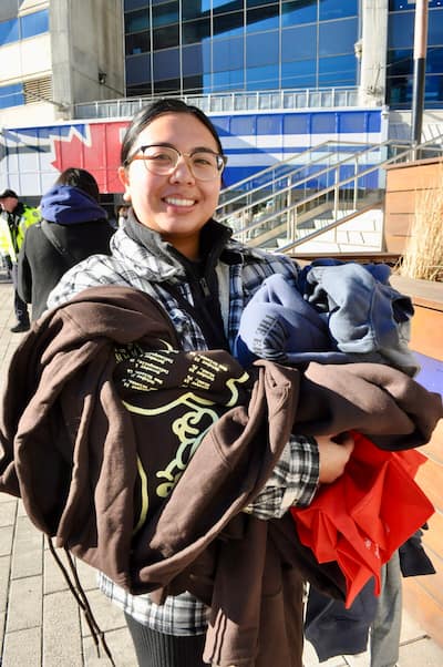 Nicole Acaso y Bethel Omero eran todo sonrisas después de comprar en la boutique Taylor Swift en el Rogers Centre de Toronto el martes por la mañana.