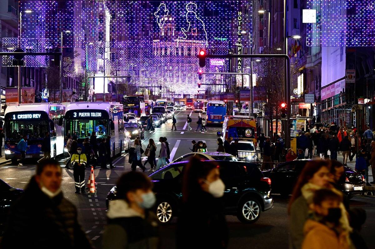 L'Espagne r&eacute;duit la quarantaine pour les cas positifs de COVID-19